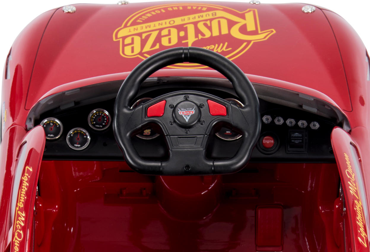 17348W-Lightning-Mcqueen-car-close